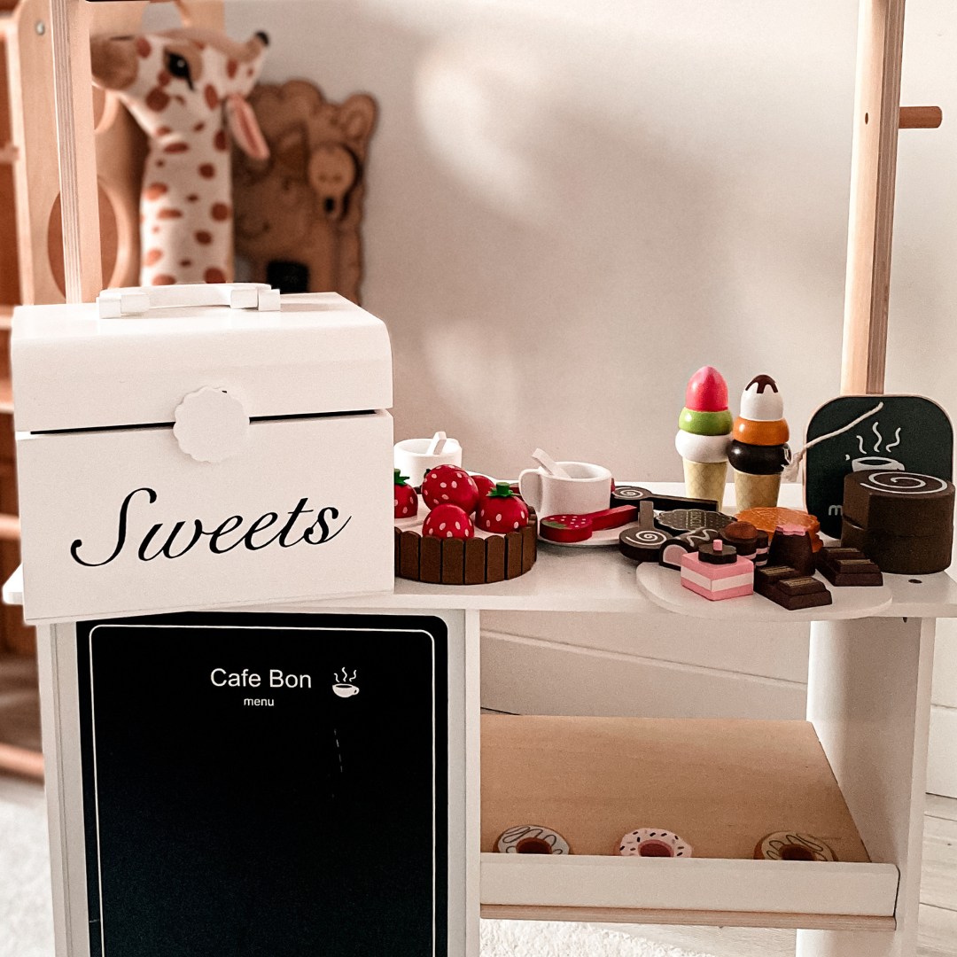 Caja de madera con dulces para cortar, confitería.