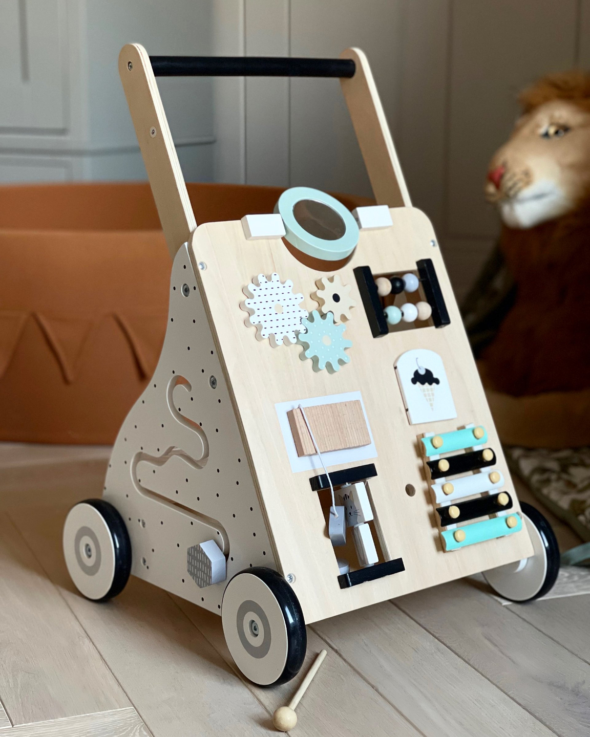 Andador/empujador educativo de madera para niños - tablero de manipulación