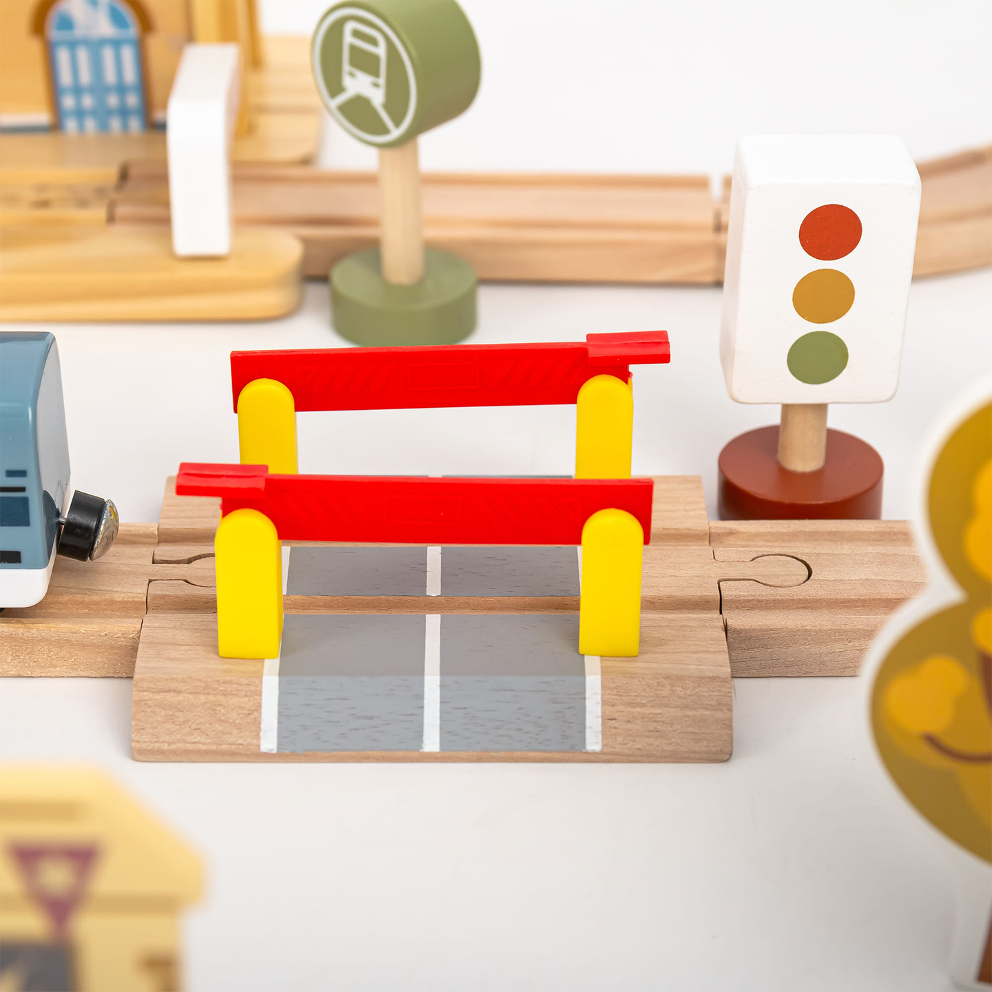 Ferrocarril urbano de madera con tren eléctrico: grúa móvil, barco, puentes