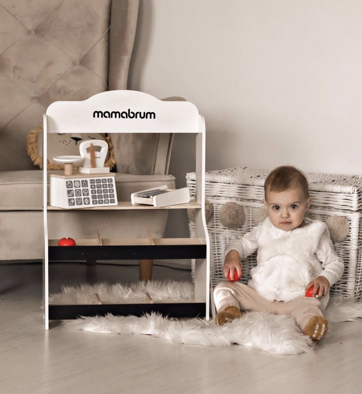 Minimercado: una tienda con báscula, terminal, tarjeta de pago y fruta.