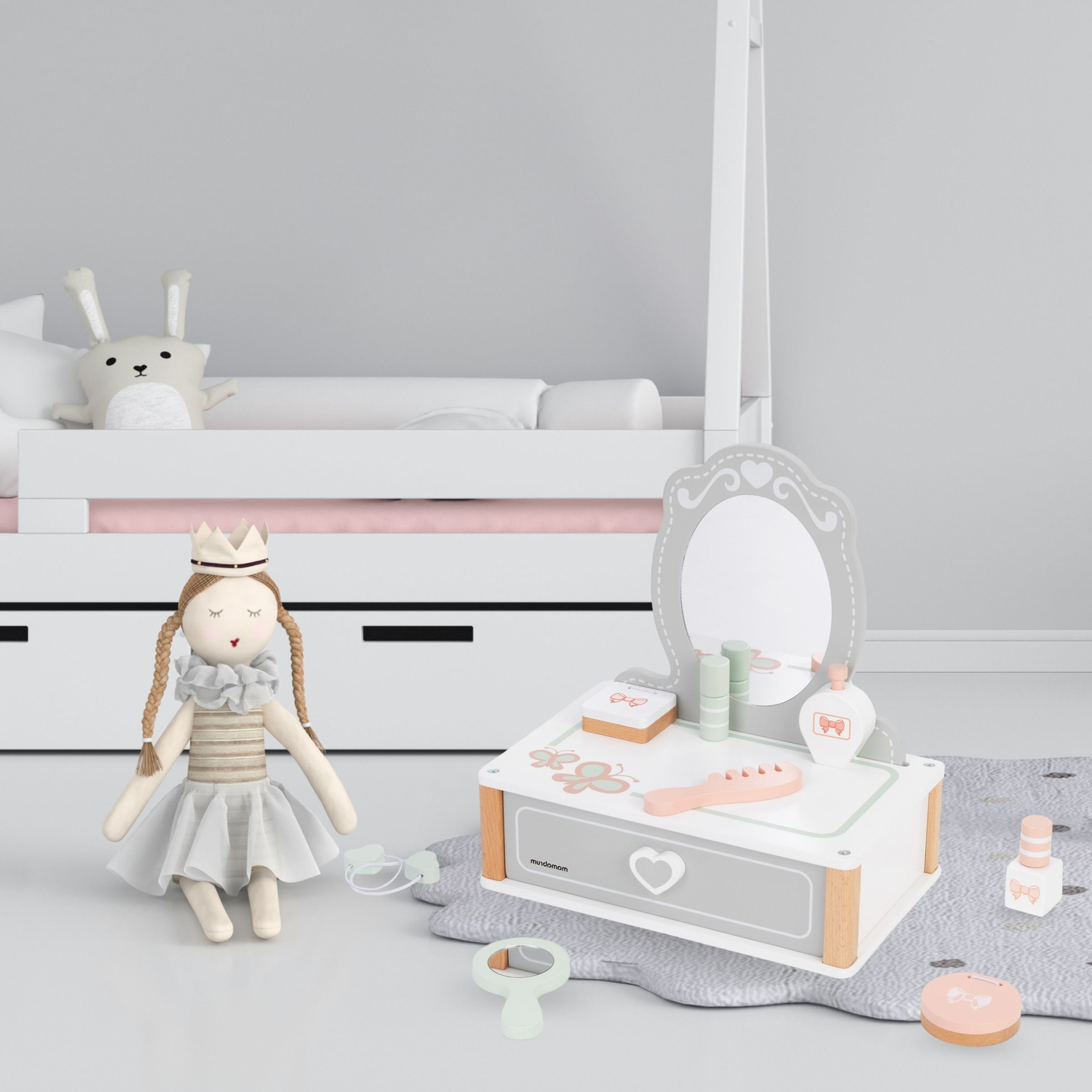 Tocador de madera para niños con accesorios.