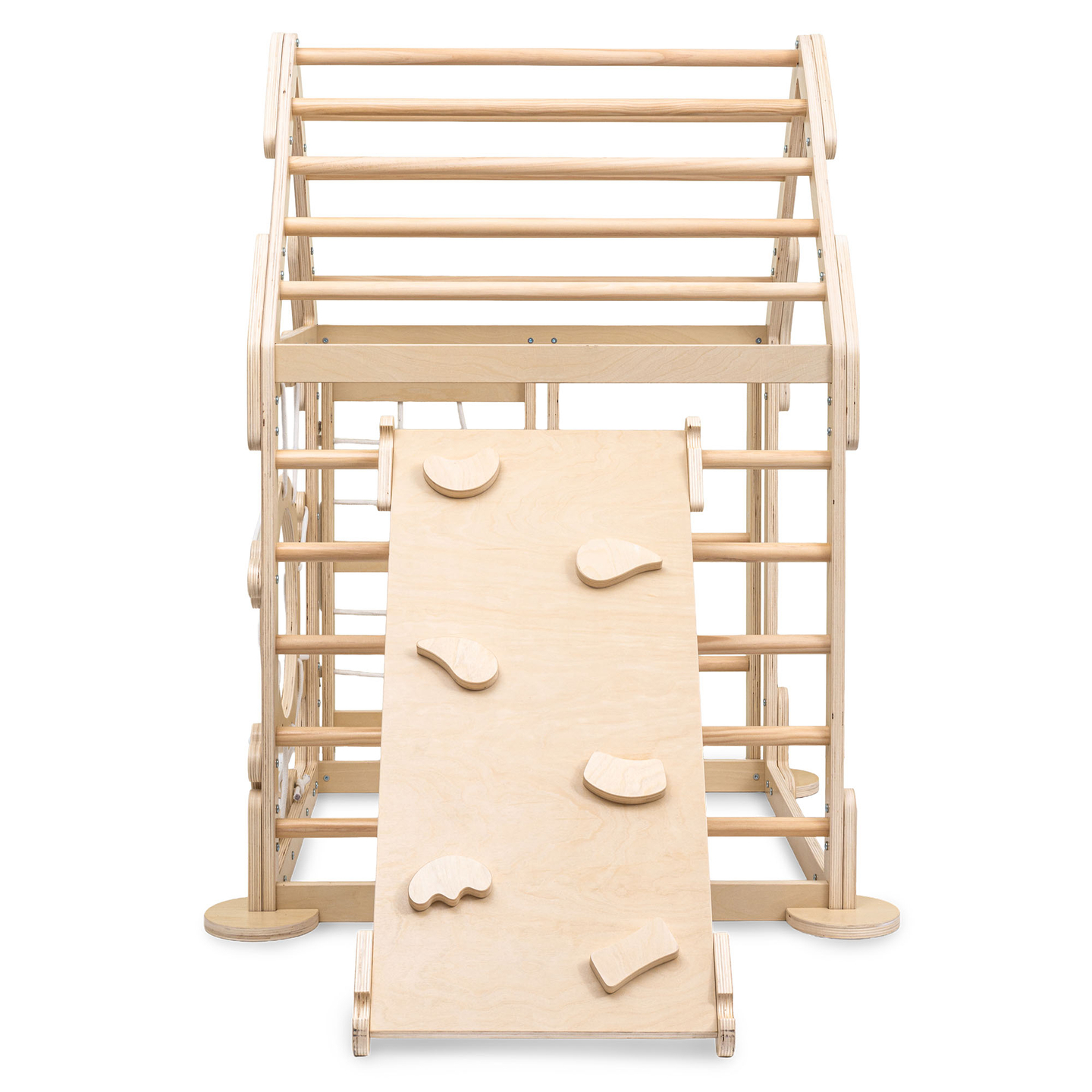 Parque infantil interior de madera: una casa con escaleras y tobogán.