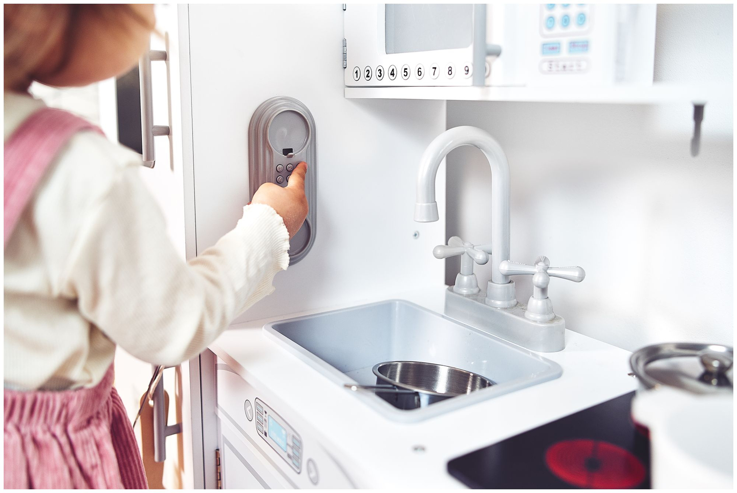 Grandes accesorios de cocina blancos de madera y delantal.
