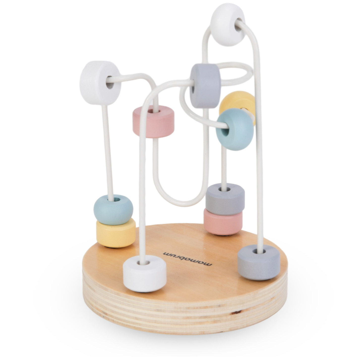 Un conjunto de juguetes de madera: un entrelazado de colores, una pirámide de ciervos y un clasificador de pingüinos.