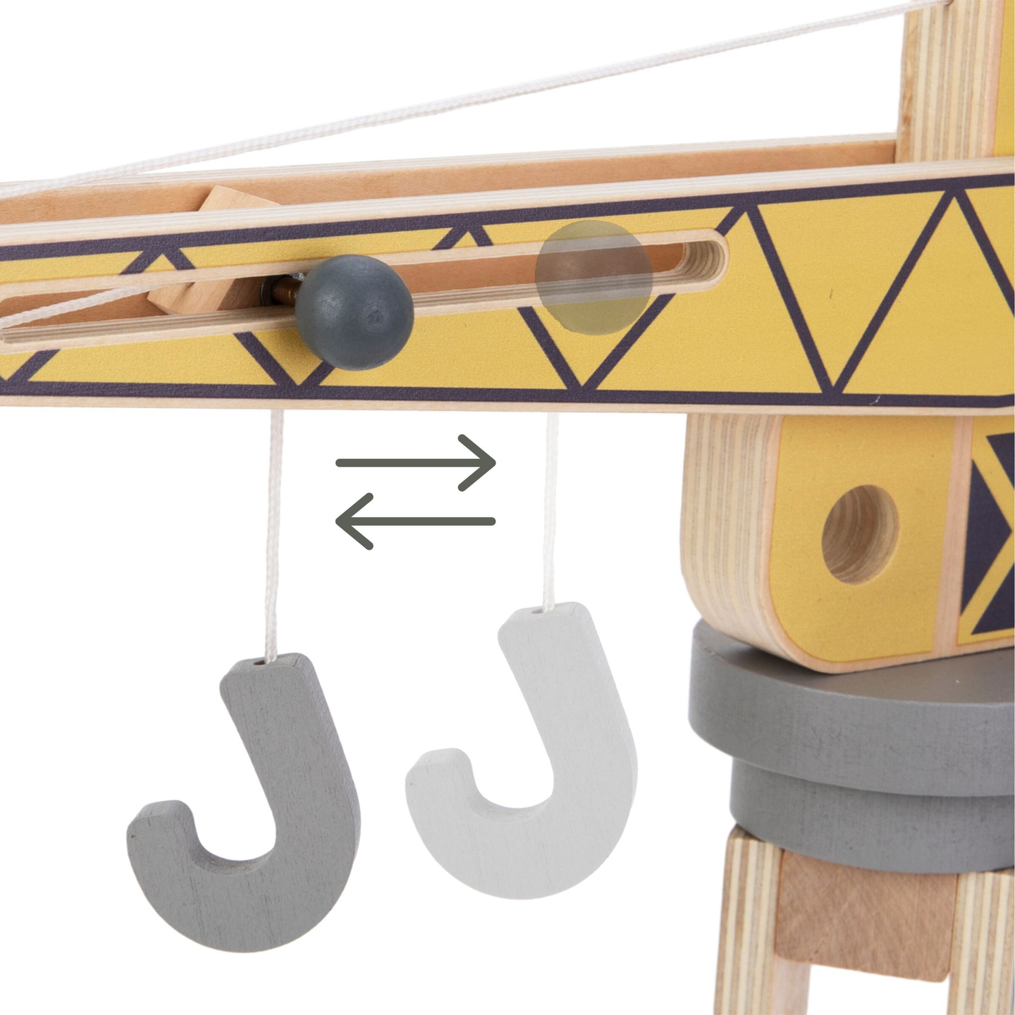 Sitio de construcción de madera con grandes grúas móviles y vehículos, grúa torre