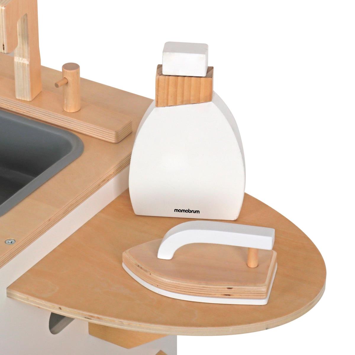 Lavadora de madera con plancha, cesta y detergente líquido