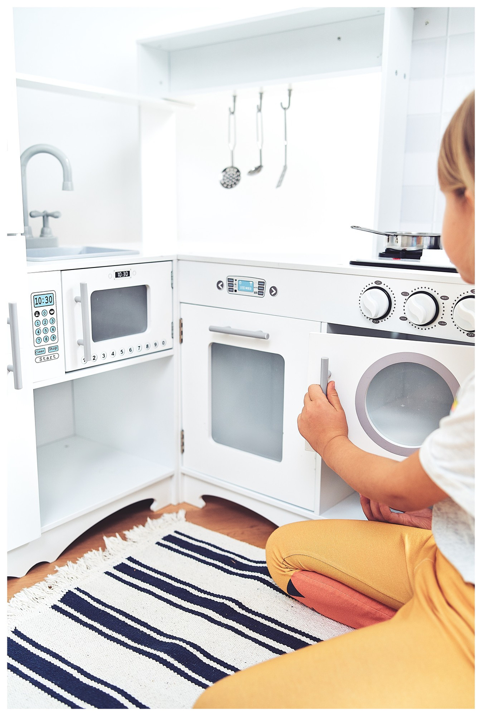 Cocina esquinera de madera XXXL con frigorífico, horno, lavadora, delantal y accesorios.