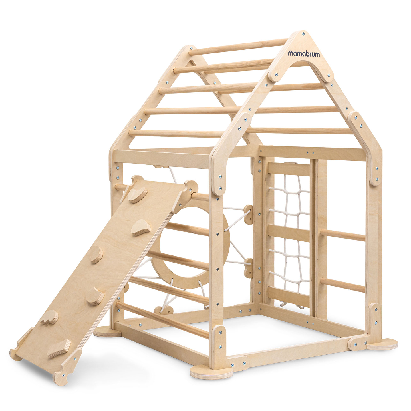 Parque infantil interior de madera: una casa con escaleras y tobogán.