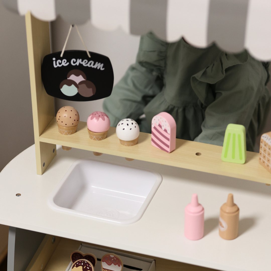 Heladería de madera con ruedas - carrito de helados