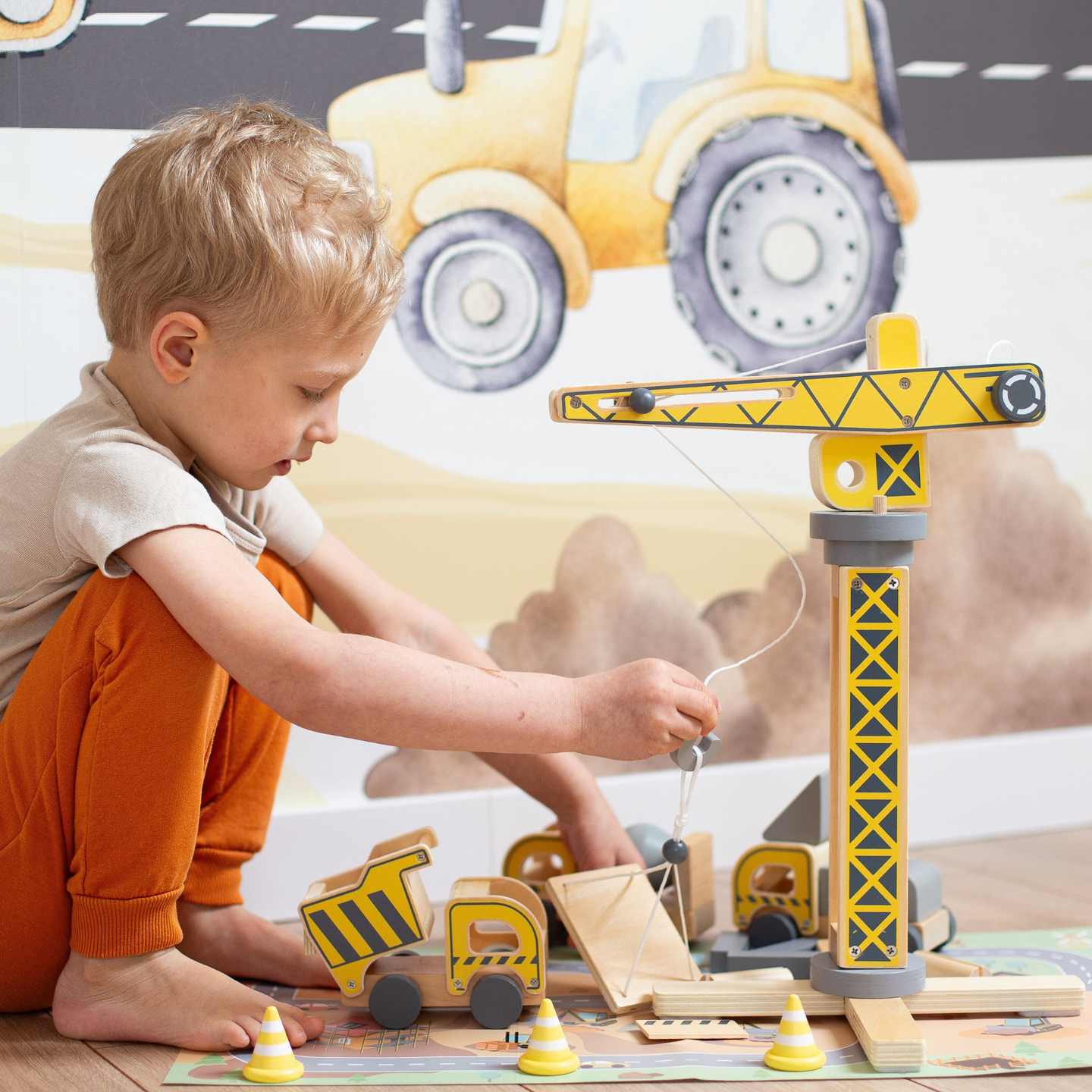 Sitio de construcción de madera con grandes grúas móviles y vehículos, grúa torre