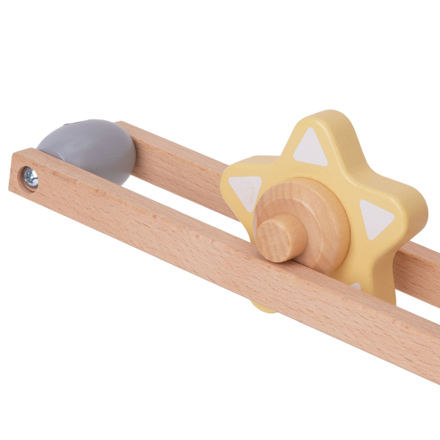 Una gran pista de bolas de madera: un tobogán con elementos giratorios