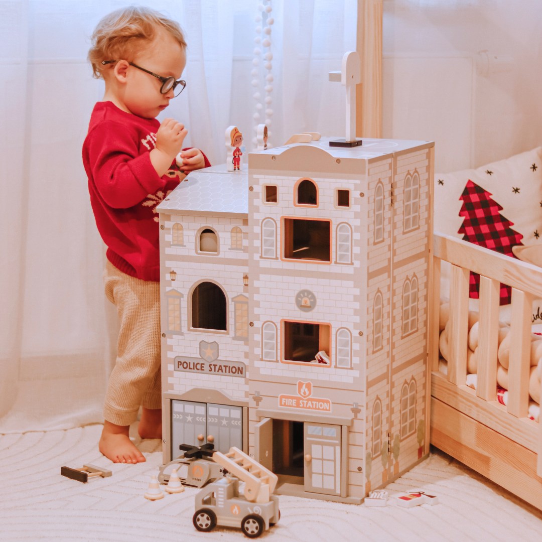 Gran parque de bomberos plegable con comisaría de policía - juego de madera. Bomberos y comisaría de policía con accesorios.