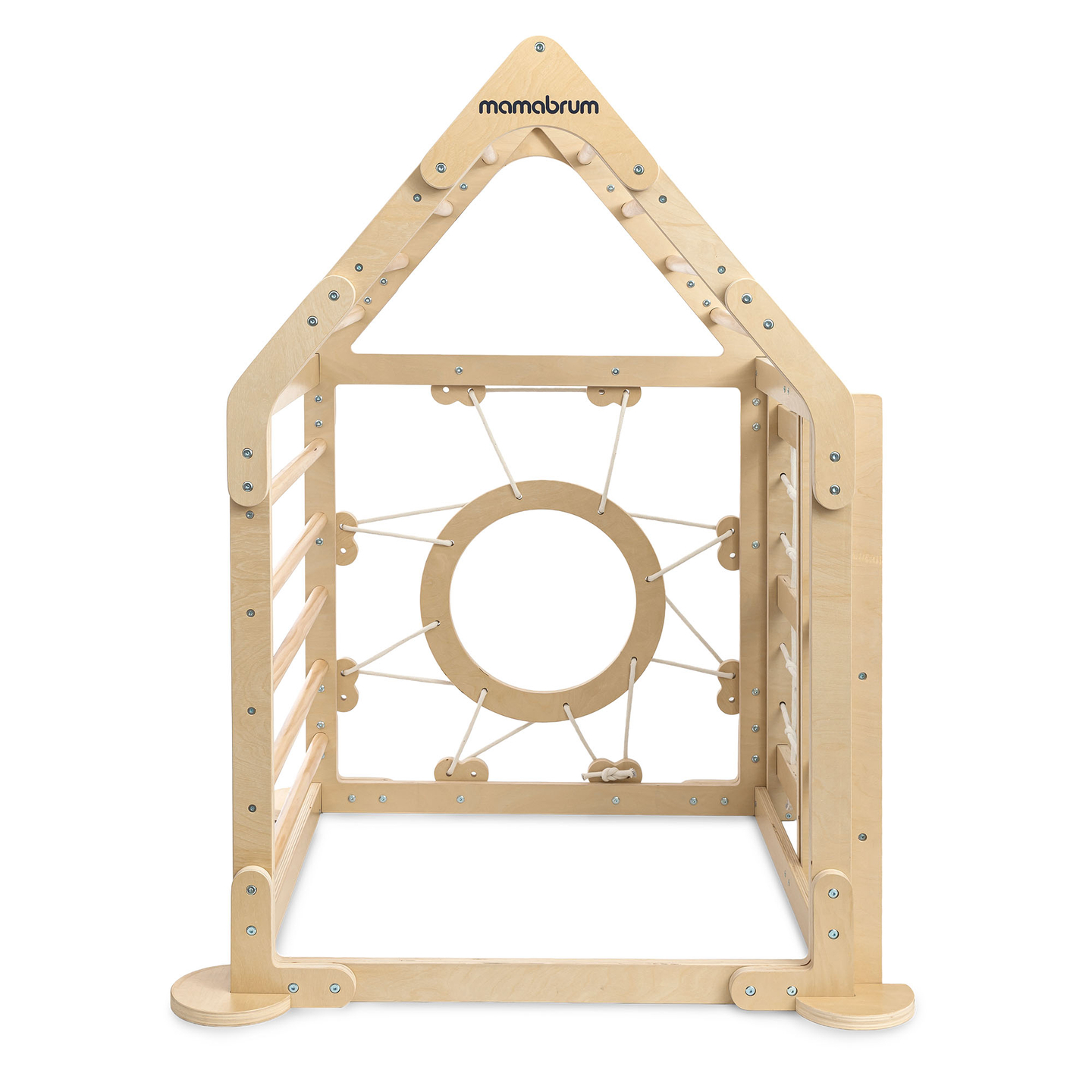 Parque infantil interior de madera: una casa con escaleras y tobogán.