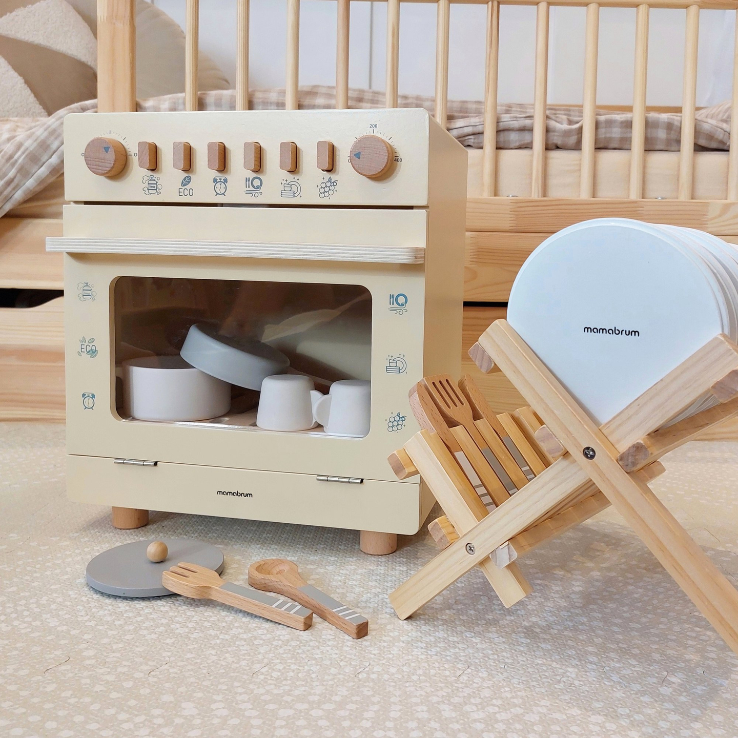 Lavavajillas de madera con accesorios.