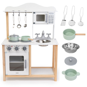Cocina infantil de madera con microondas