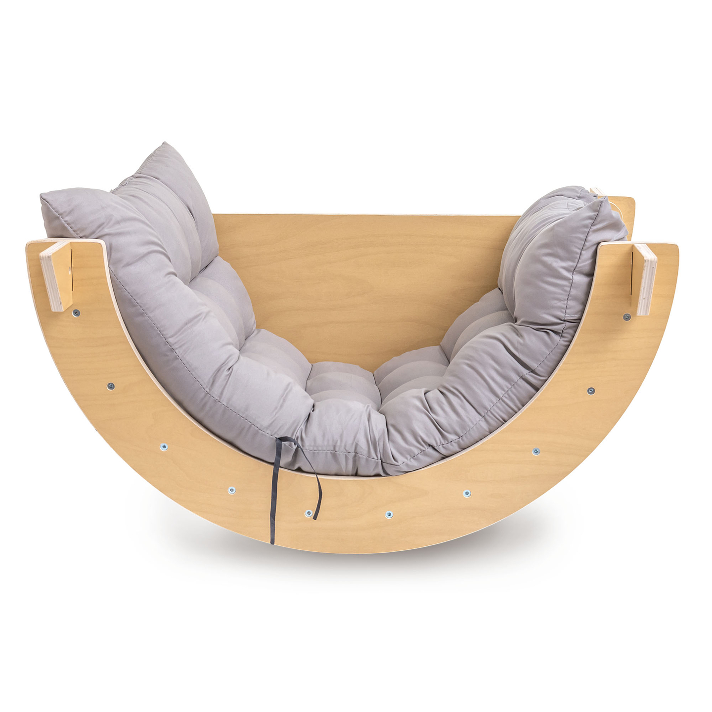 Parque infantil interior de madera con muro de escalada, tobogán, arco de escalada/balancín y triángulo de Pikler.