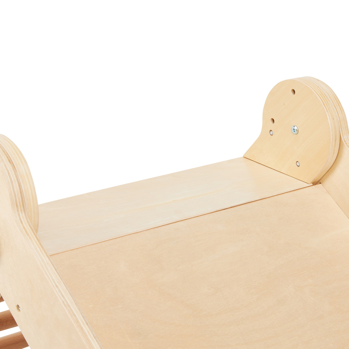 Tobogán de madera con escalera para niños