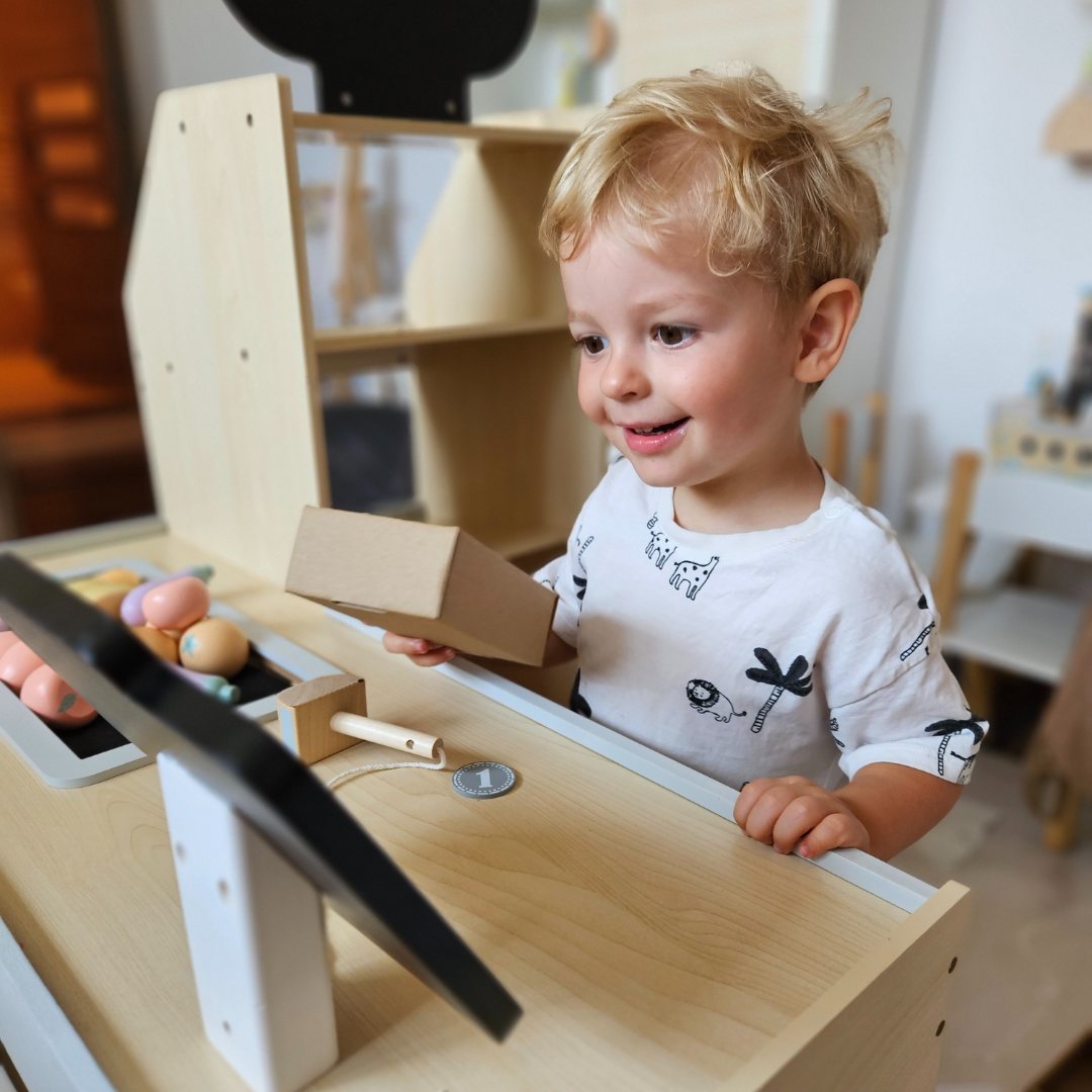 Tienda de comestibles de madera: un gran puesto XXL, una tienda con una caja registradora de juguete