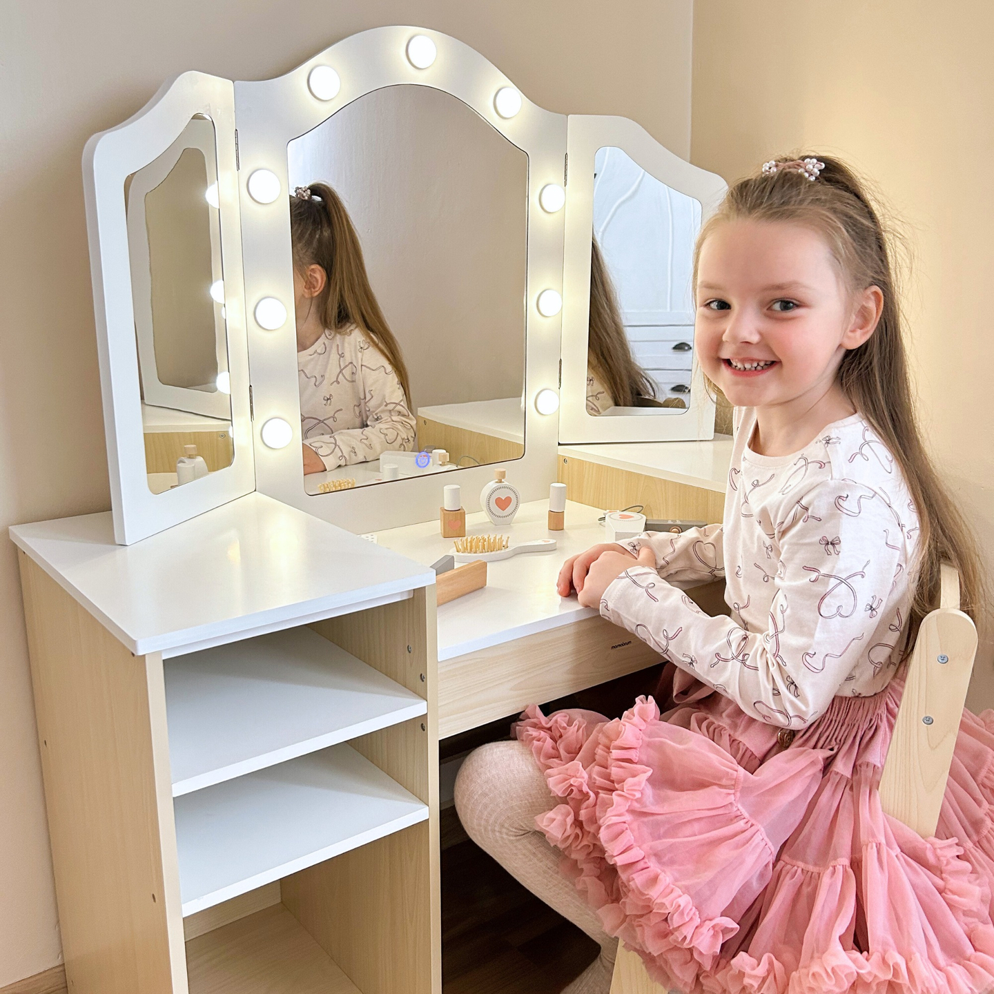 Tocador infantil de madera con silla, accesorios e iluminación LED