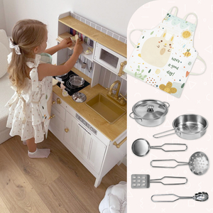 Cocina blanca de madera con accesorios y delantal