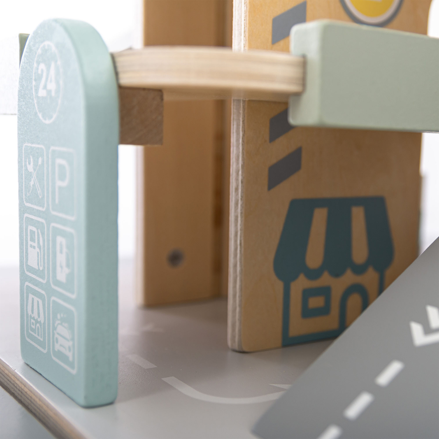 Garaje de madera de tres plantas para niños con accesorios: aparcamiento, gasolinera, lavadero de coches, helicóptero.