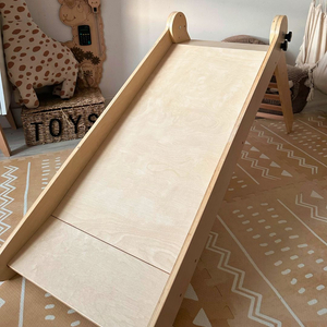 Tobogán de madera con escalera para niños