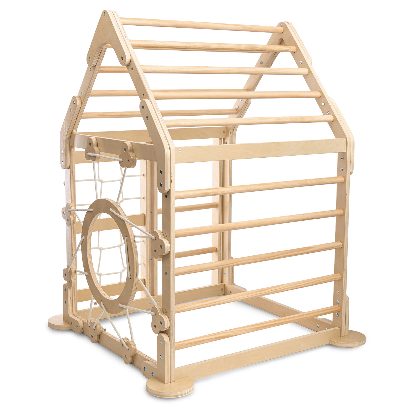 Parque infantil interior de madera: una casa con escaleras y tobogán.