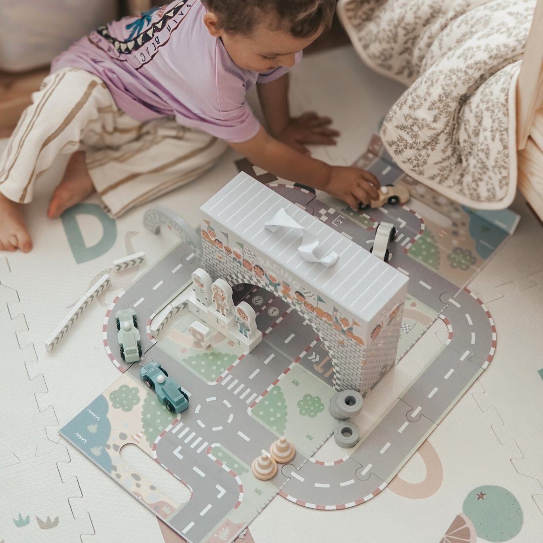 Maleta magnética con pista de carreras, vehículos de madera y accesorios de carretera