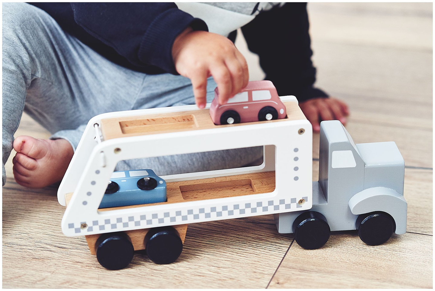 Camión de madera - semirremolque con 4 coches.