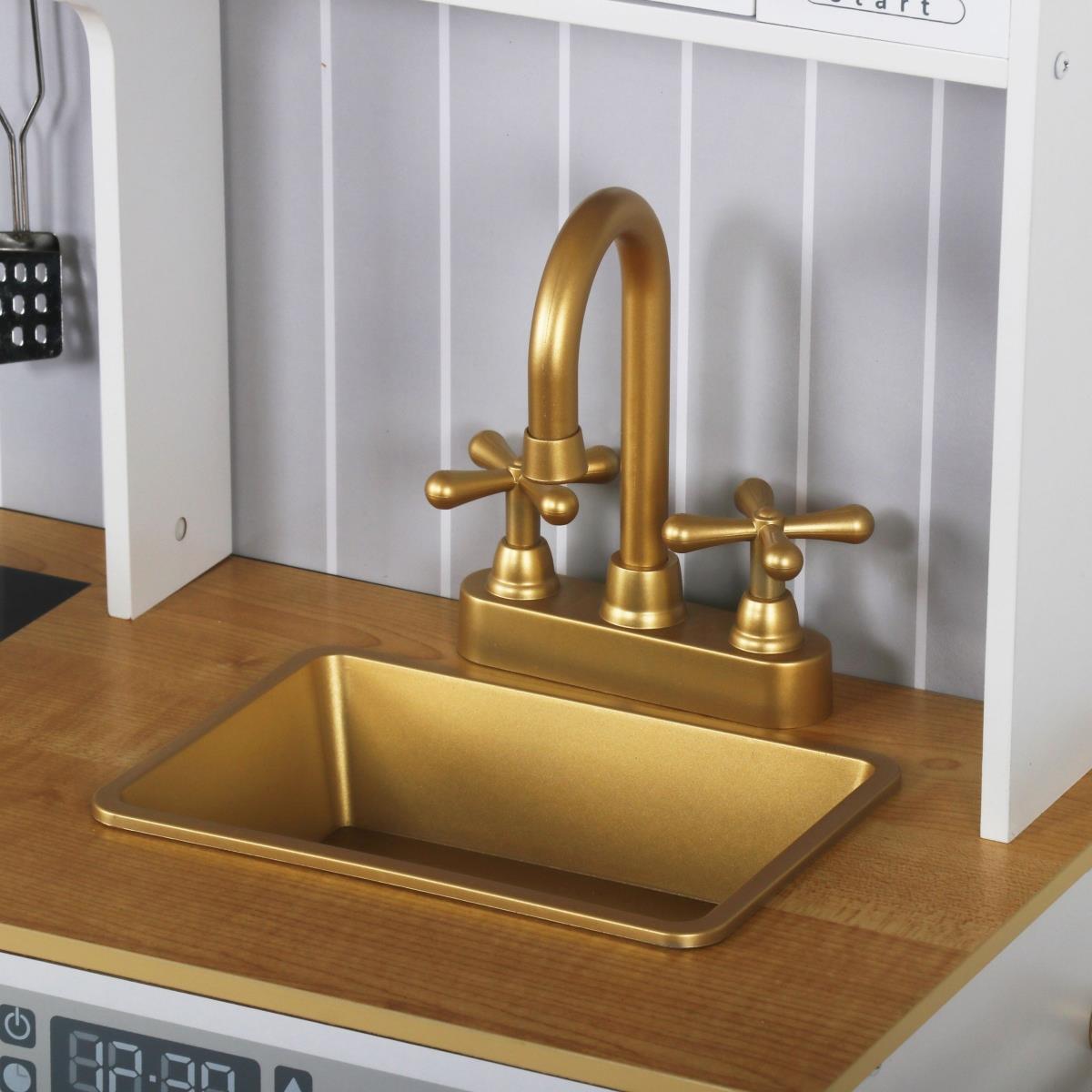 Cocina blanca de madera con accesorios y delantal