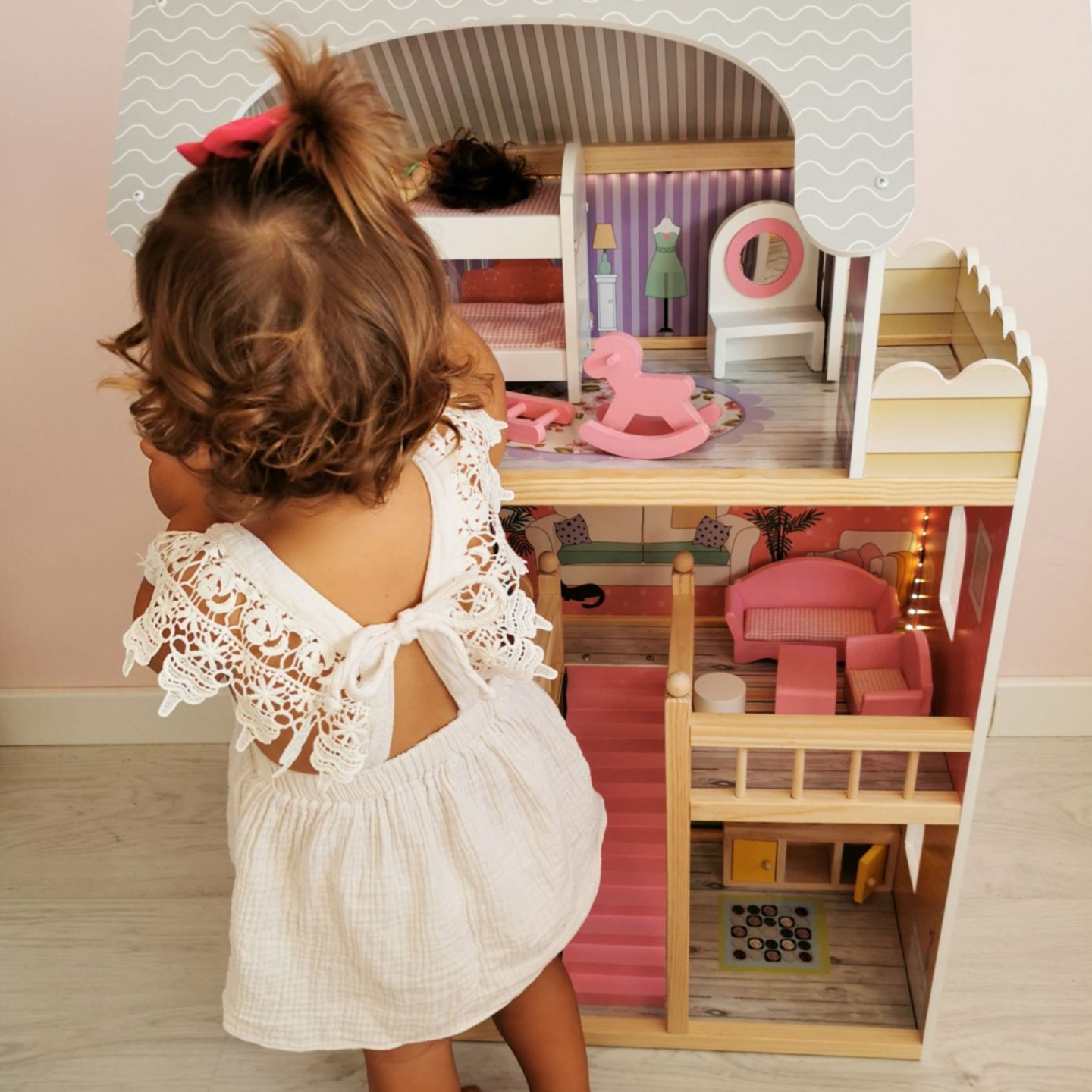 ¡Gran casa de muñecas de madera de 3 pisos con terraza, juego de muebles e iluminación LED!