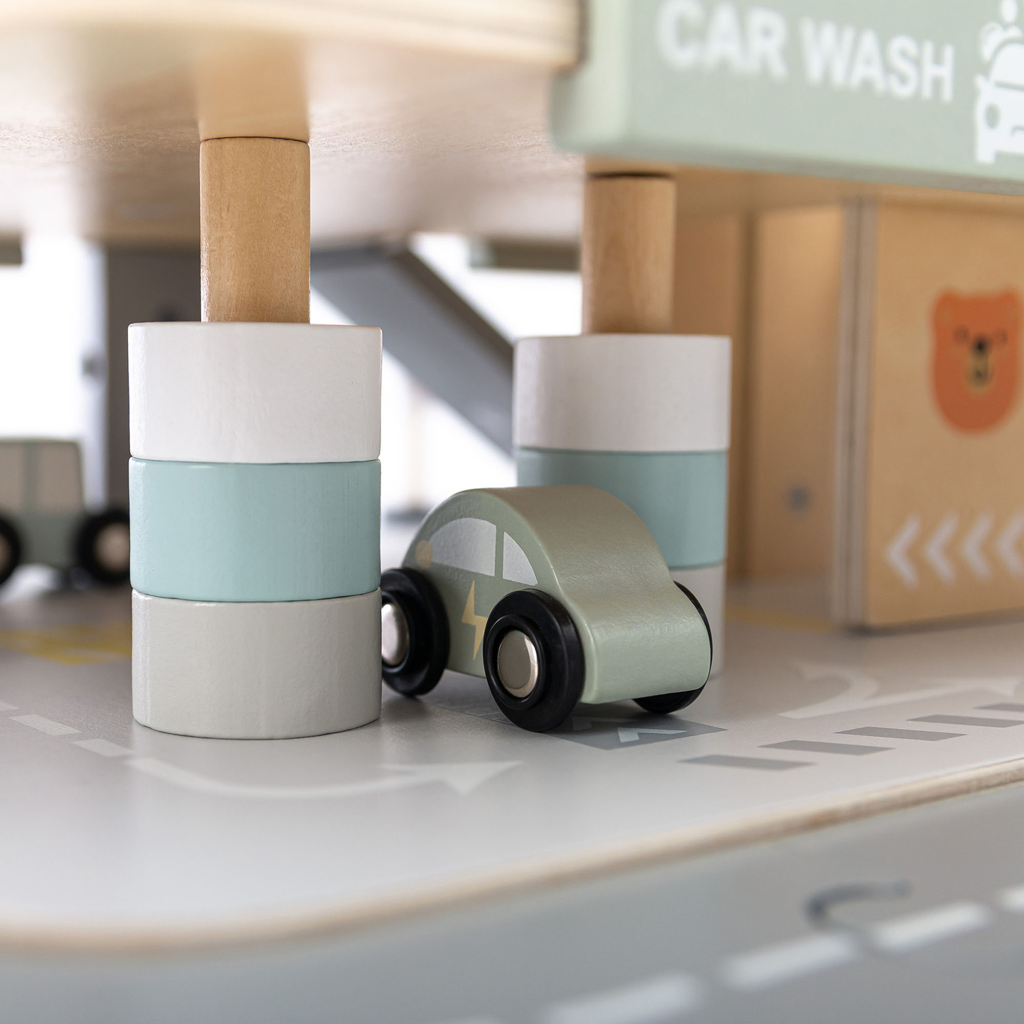 Garaje de madera de tres plantas para niños con accesorios: aparcamiento, gasolinera, lavadero de coches, helicóptero.