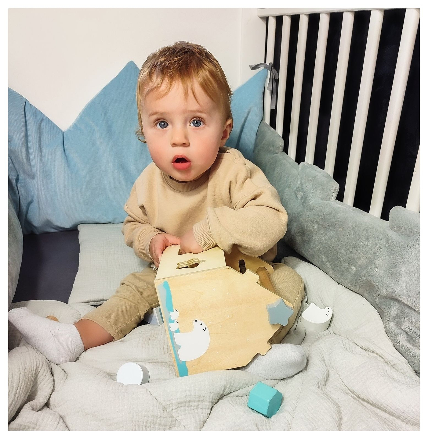 Clasificador: una casa educativa de madera con bloques