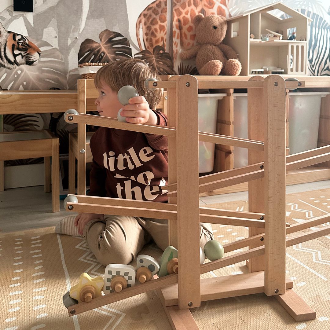 Una gran pista de bolas de madera: un tobogán con elementos giratorios