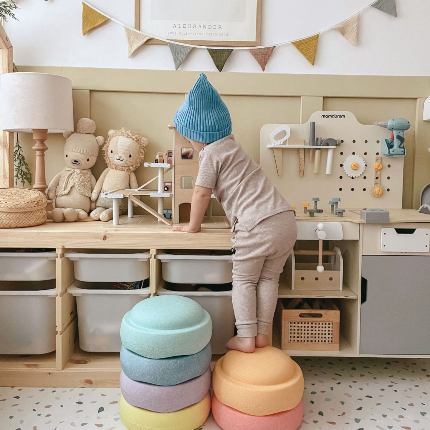 Estacionamiento de madera de tres niveles con ascensor - garaje para autos y helicóptero