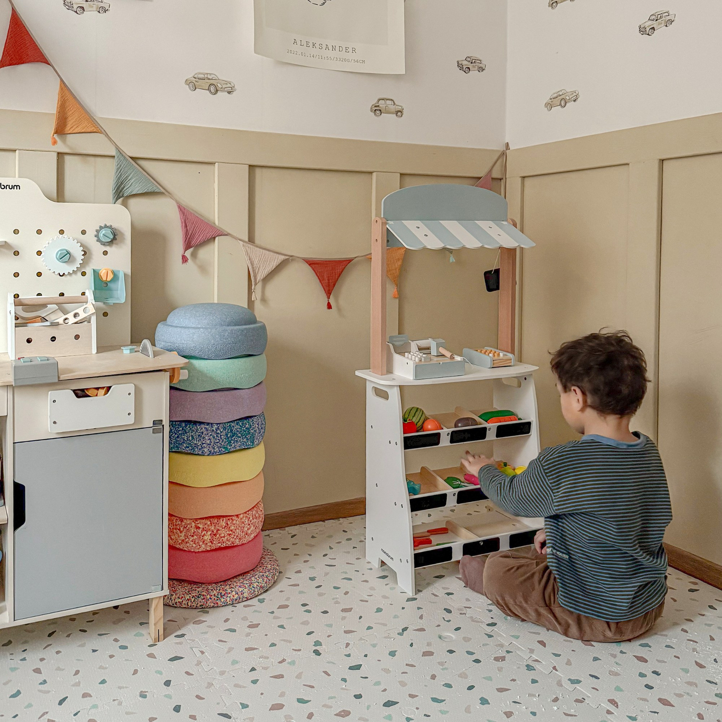 Tienda de comestibles: un puesto de madera con cajas, una caja registradora y una terminal