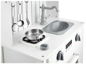 Cocina de madera blanca con delantal, accesorios y lámpara LED.