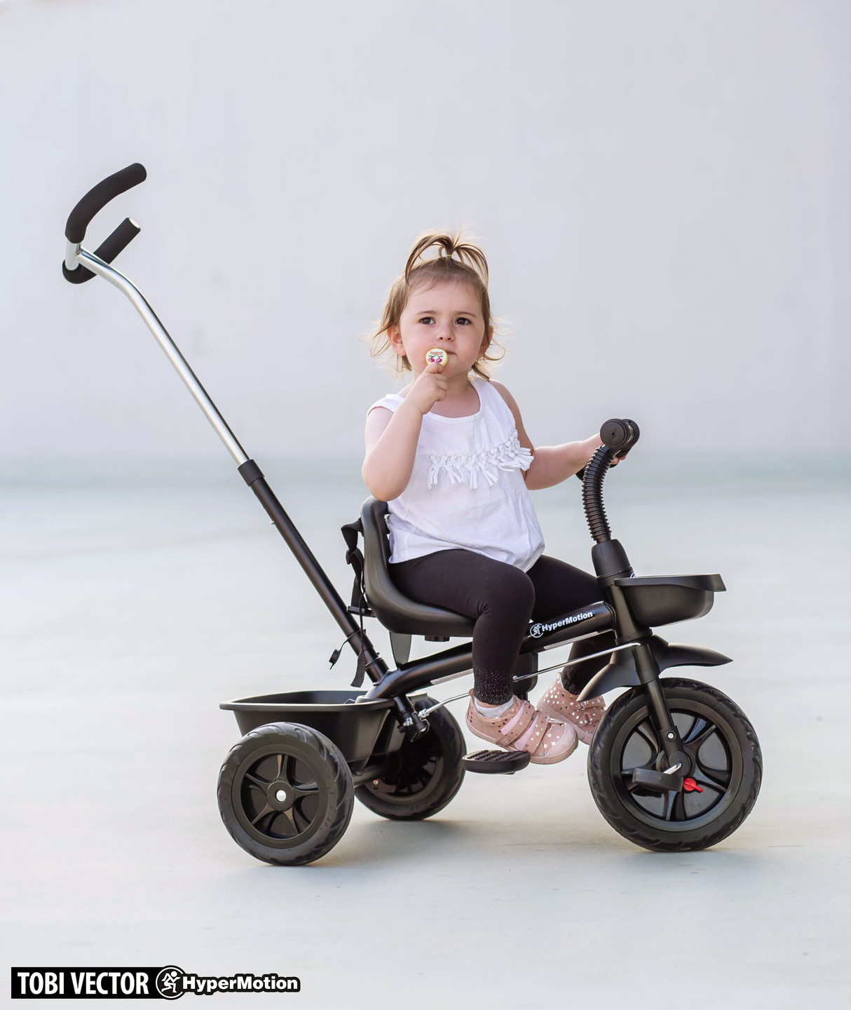 Triciclo HyperMotion TOBI VECTOR: ruedas infladas permanentemente + empujador. De color negro.