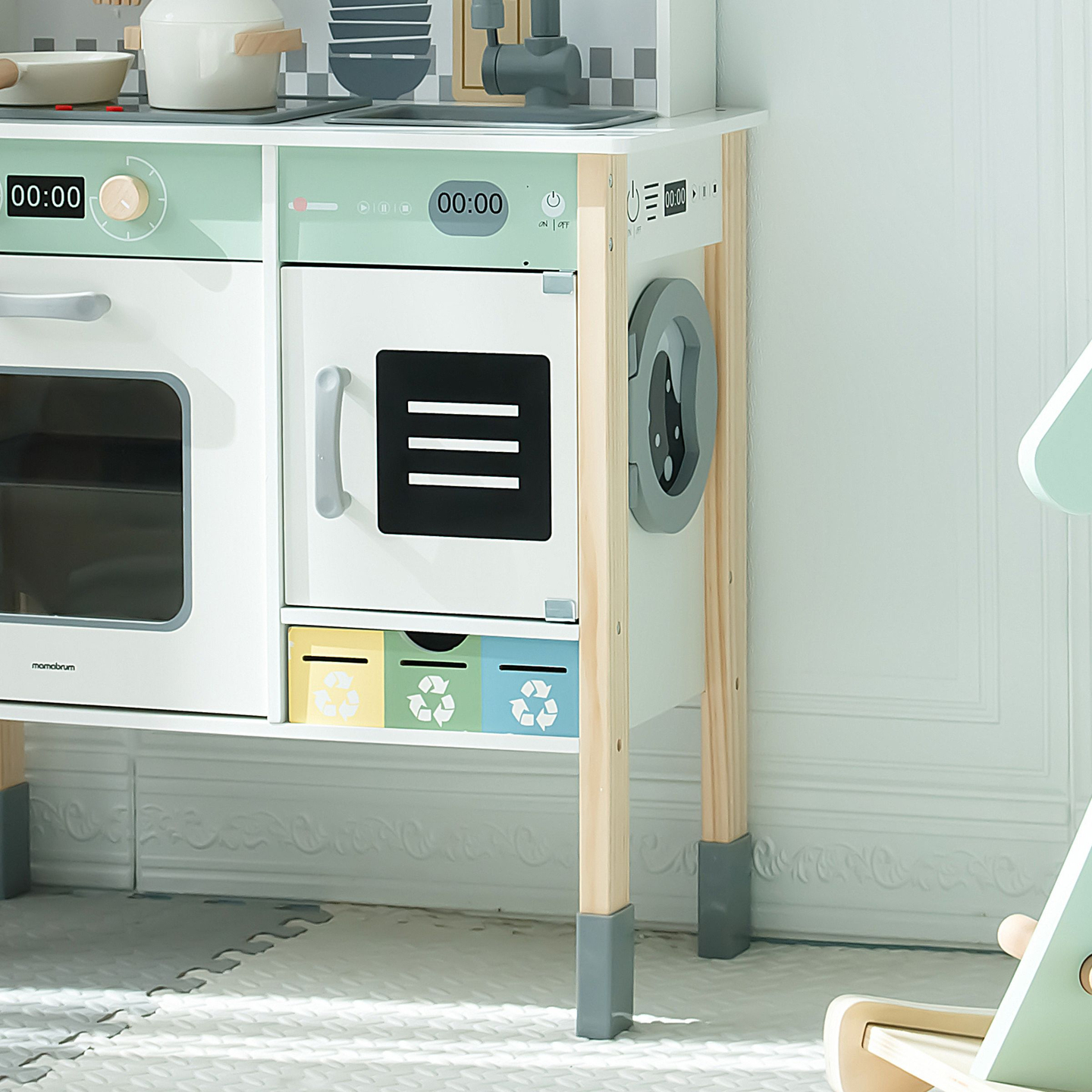 Cocina interactiva con lavadora, lavavajillas y pizarra