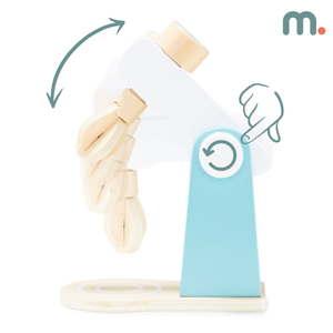 Batidora de madera con accesorios.