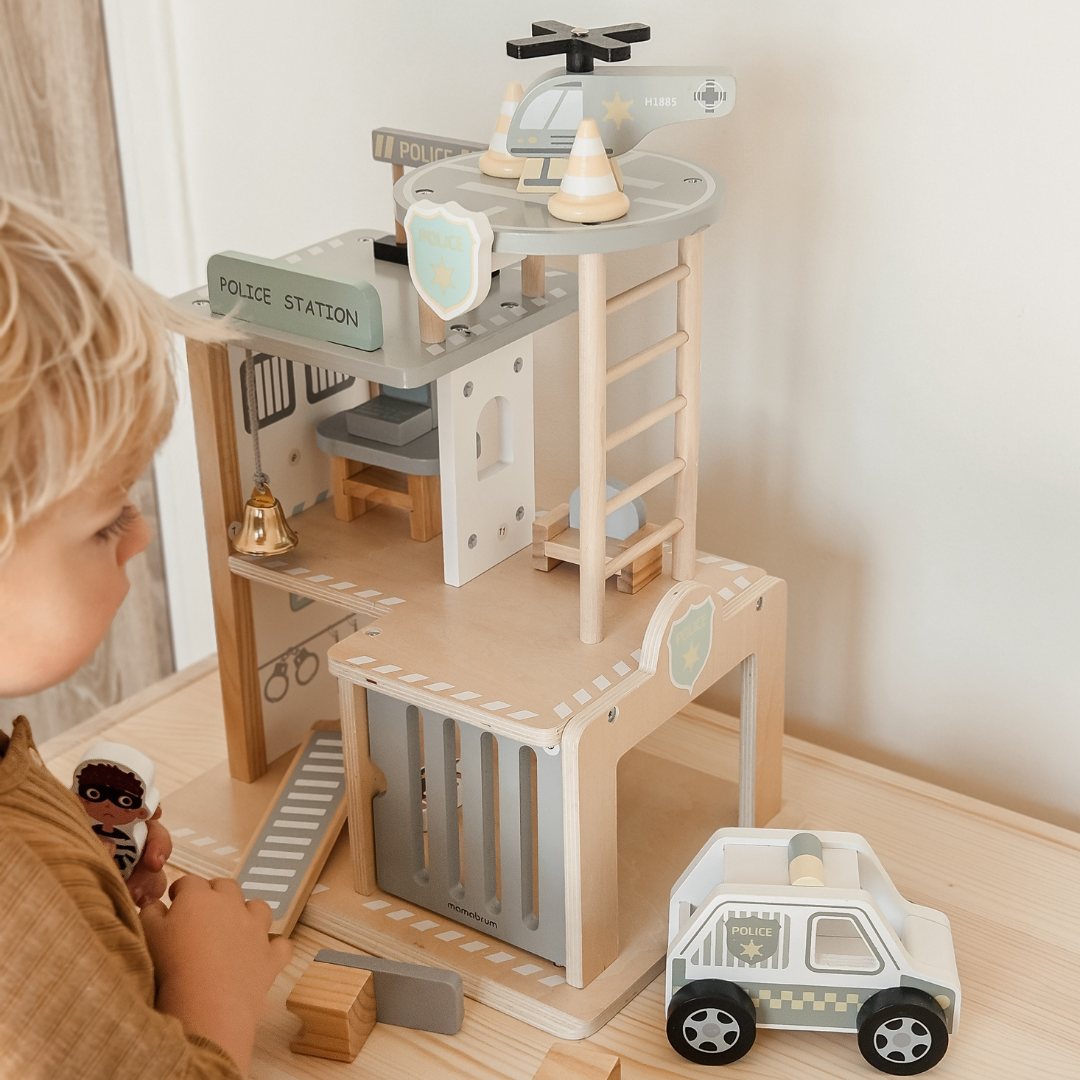 Comisaría de policía de madera con accesorios.