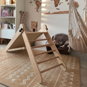 Tobogán de madera con escalera para niños