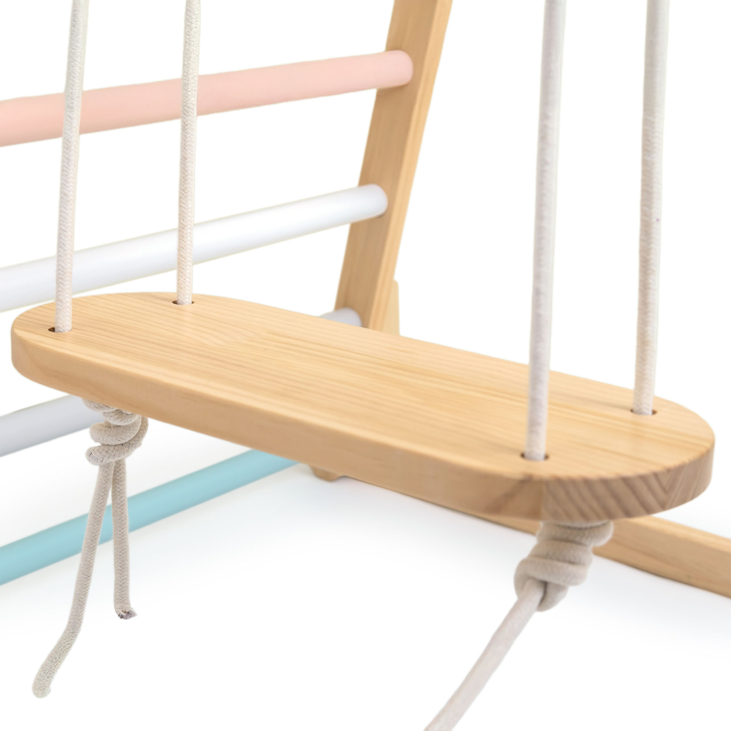 Parque infantil interior de madera con columpio, anillos de gimnasia y red de escalada.