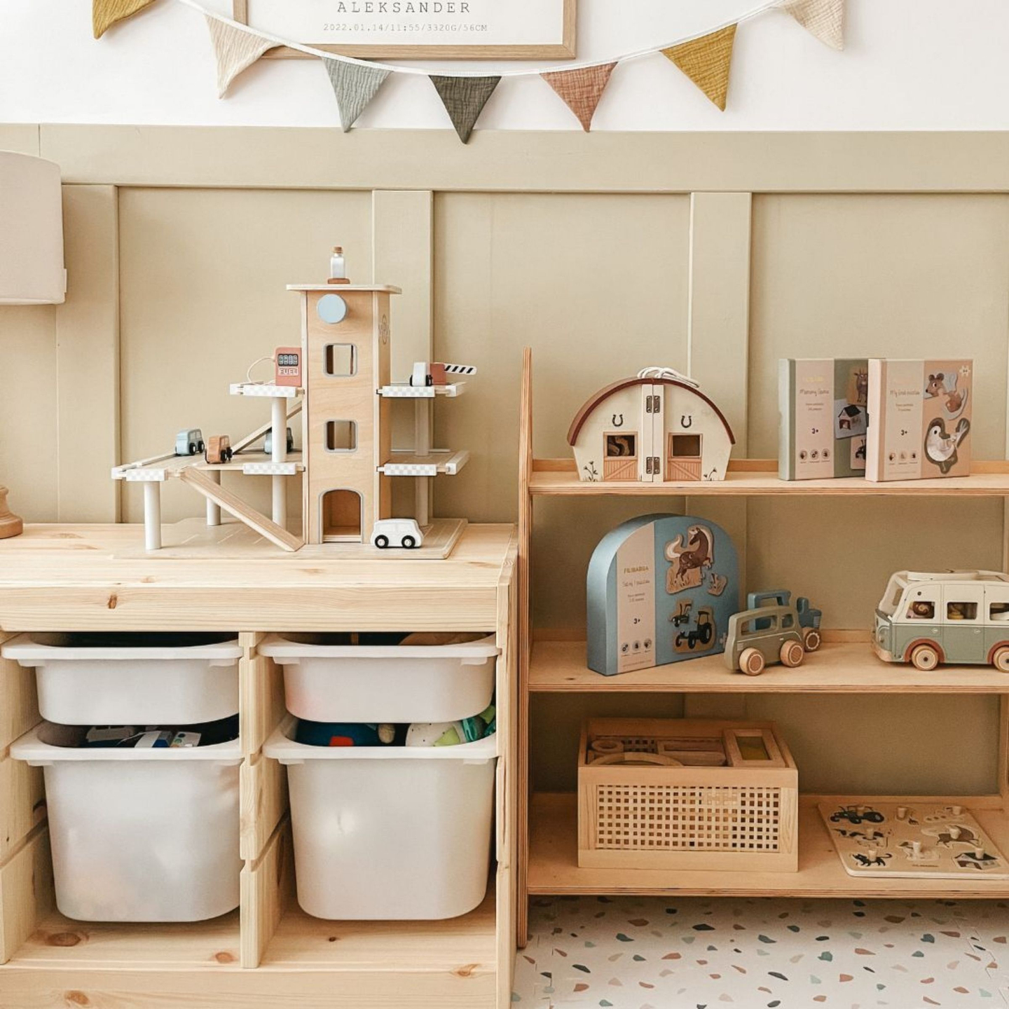 Estacionamiento de madera de tres niveles con ascensor - garaje para autos y helicóptero