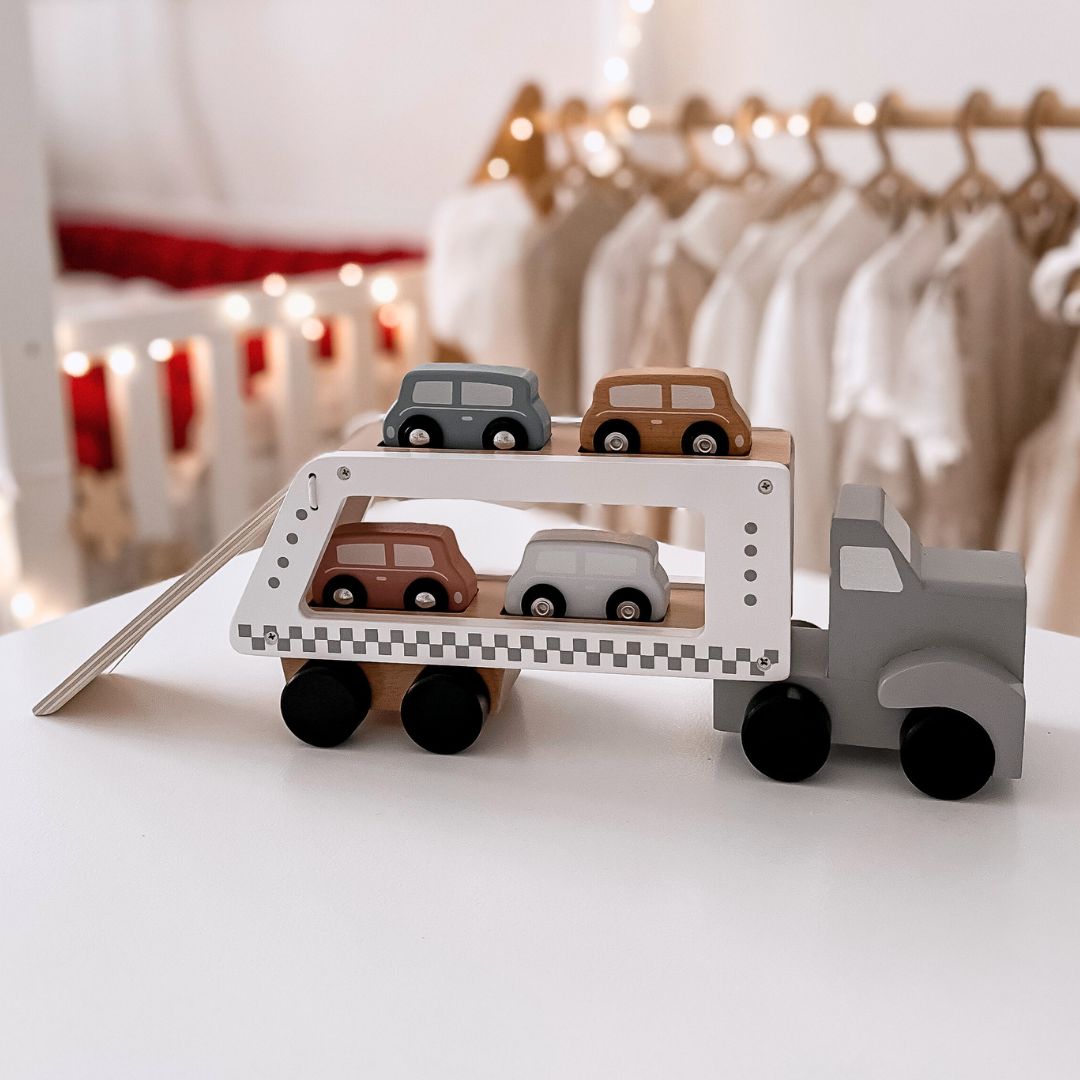 Camión de madera - semirremolque con 4 coches.