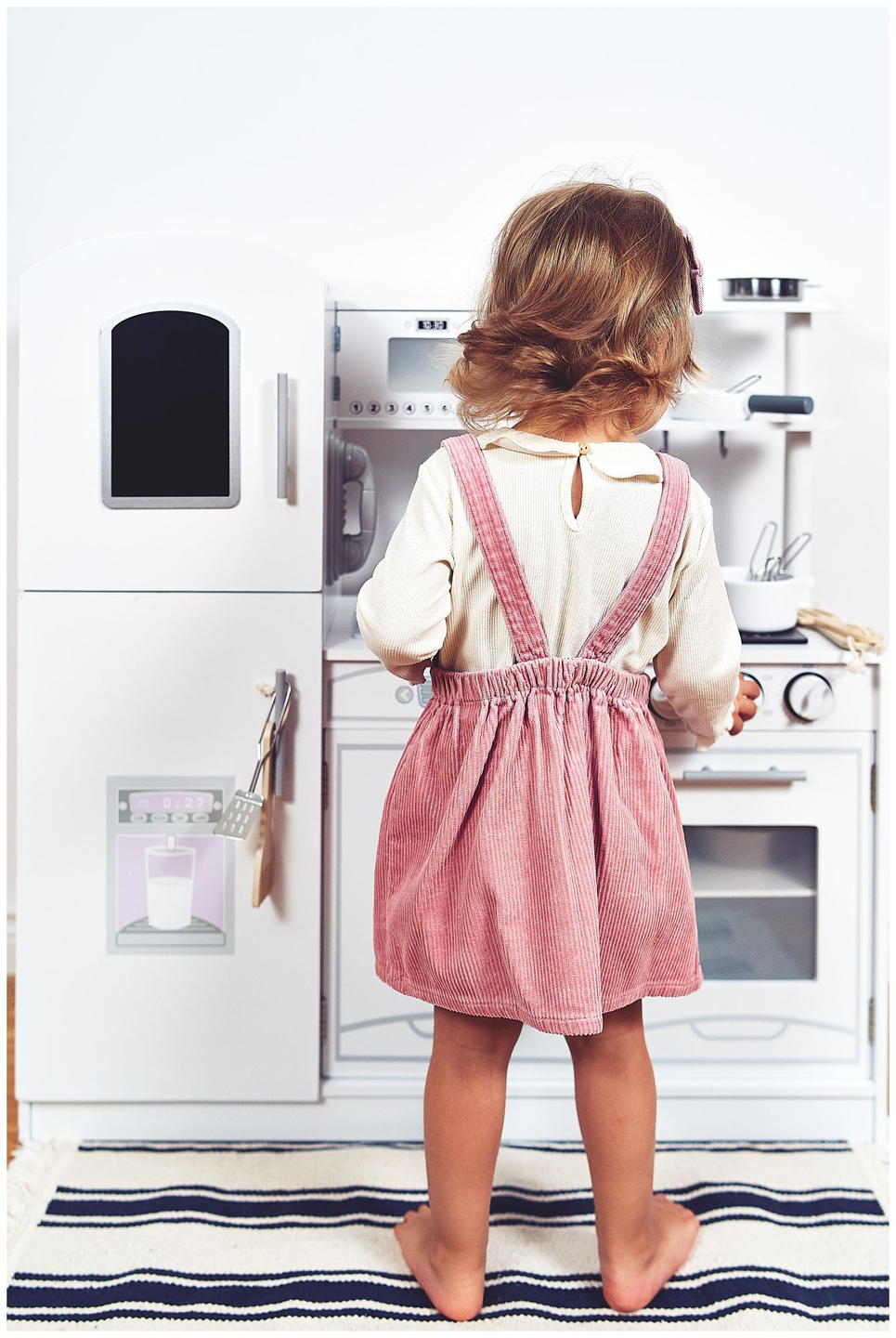 Grandes accesorios de cocina blancos de madera y delantal.