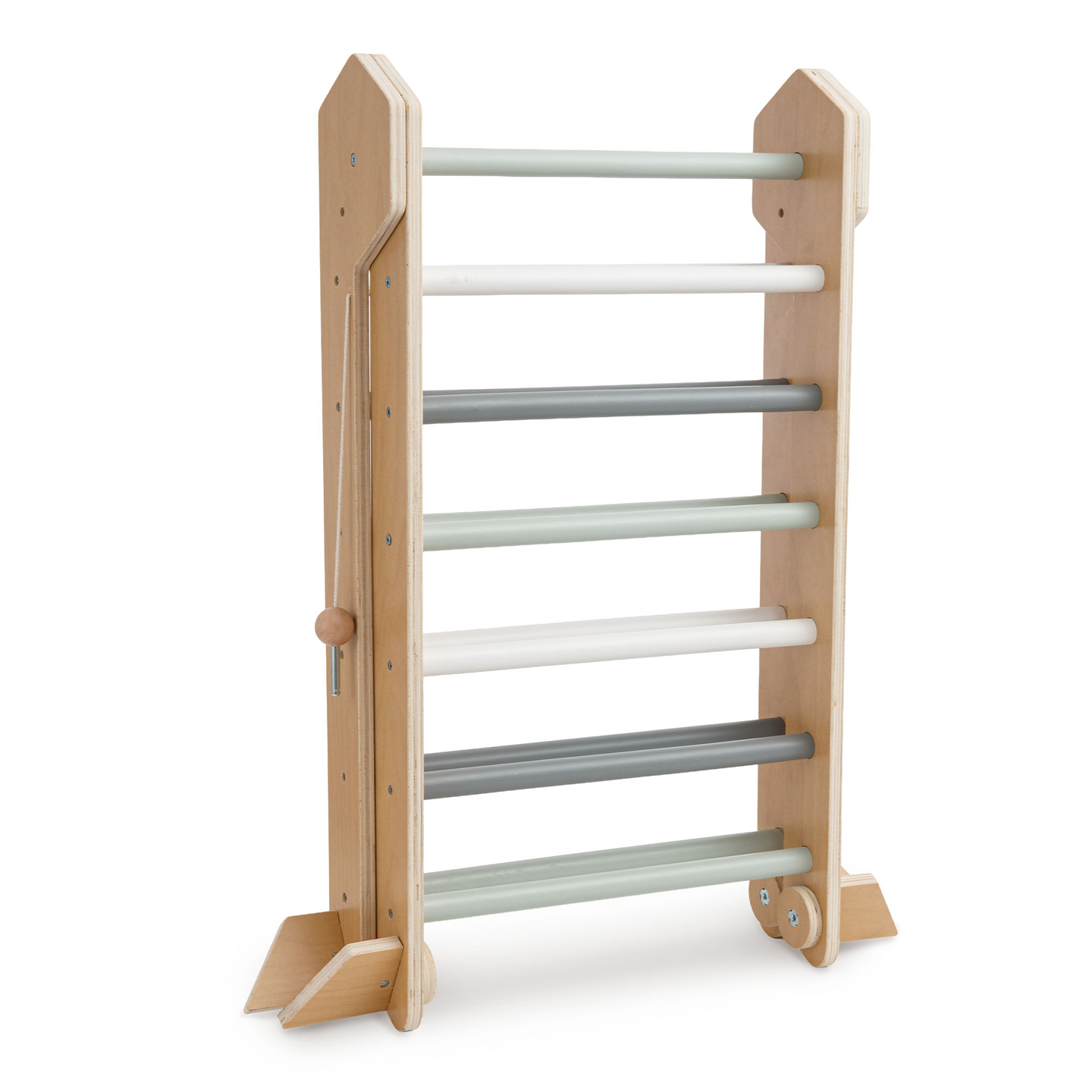 Parque infantil interior de madera con muro de escalada, tobogán, arco de escalada/balancín y triángulo de Pikler.