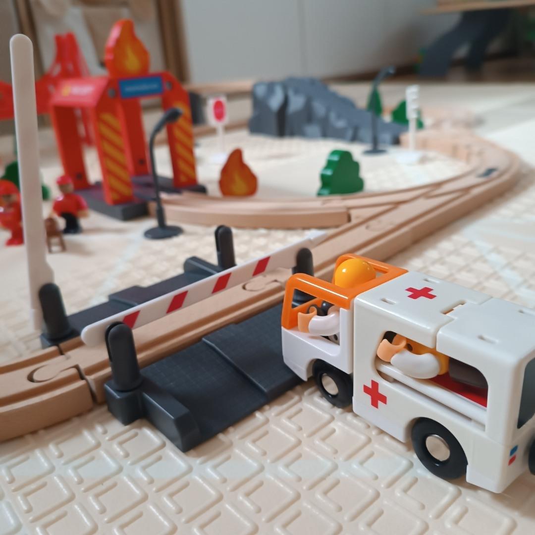 Tren de madera, tren a batería - Bomberos, vías, vagones, puentes, barrera