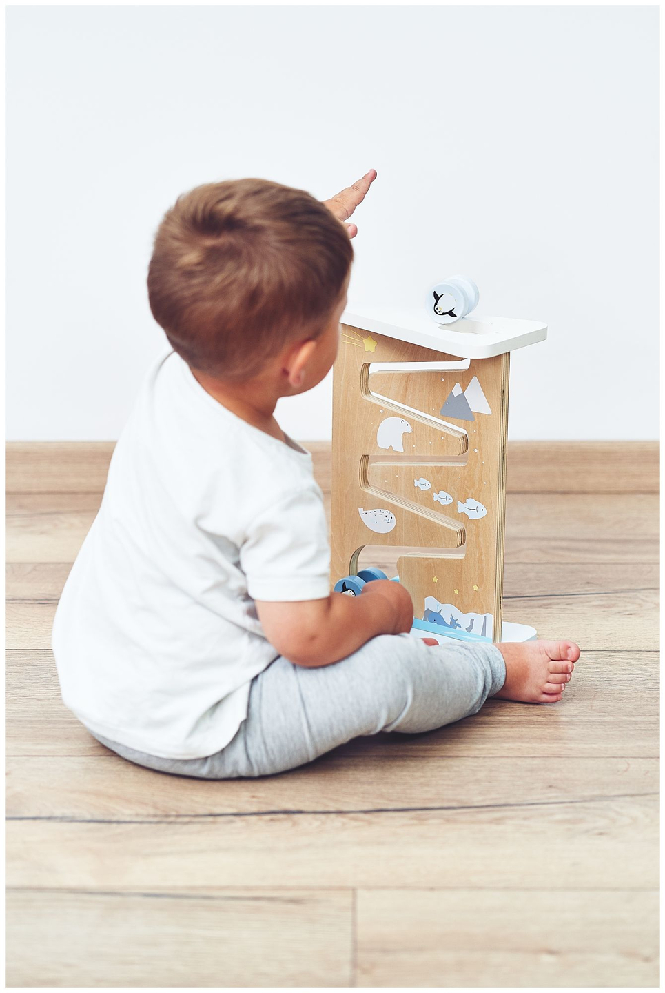 Tablero de manipulación sensorial de madera de doble cara.