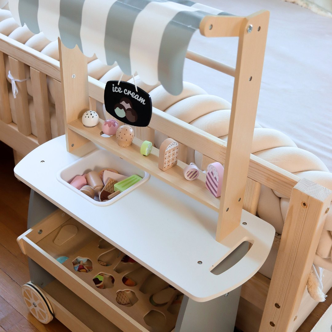 Heladería de madera con ruedas - carrito de helados